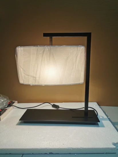 Lampada da tavolo in ferro per camera da letto dell'hotel, moderna e semplice, decorativa